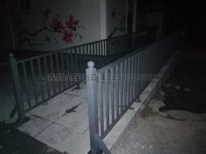 天丰平原新区桃源小镇坡道锌钢护栏